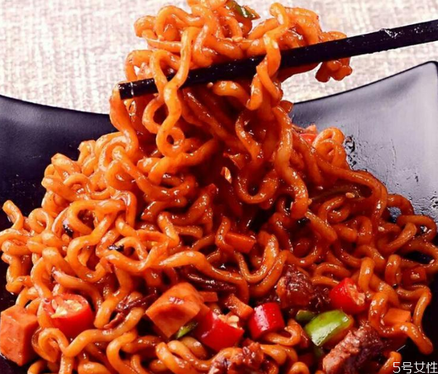 火雞面為什么只辣嘴不辣胃 吃辣燒胃喝牛奶有用嗎 火雞面為什么只辣嘴不辣胃 吃辣燒胃喝牛奶有用嗎