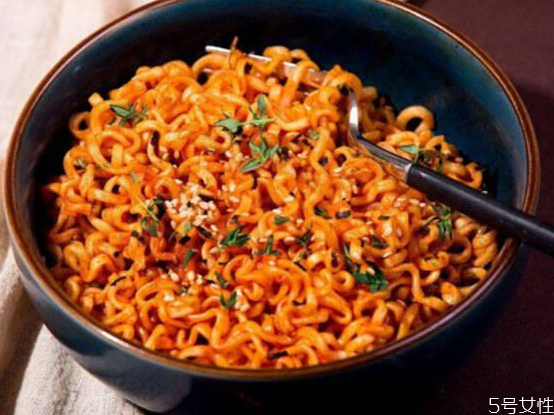 火雞面為什么只辣嘴不辣胃 吃辣燒胃喝牛奶有用嗎 火雞面為什么只辣嘴不辣胃 吃辣燒胃喝牛奶有用嗎