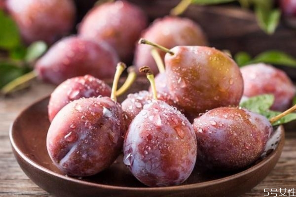 一天吃幾個(gè)西梅治便秘 西梅怎么吃最通便 一天吃幾個(gè)西梅治便秘 西梅怎么吃最通便