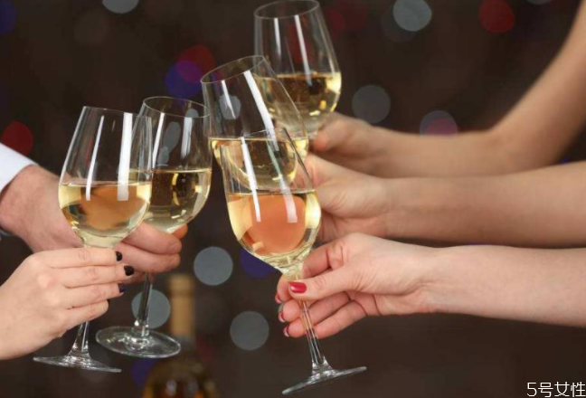 喝酒猝死的前兆 喝酒心跳加速會猝死嗎 喝酒猝死的前兆 喝酒心跳加速會猝死嗎