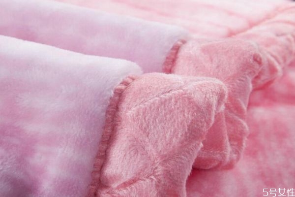 家里的大厚毛毯可以干洗嗎 厚毛毯的清洗方法 家里的大厚毛毯可以干洗嗎 厚毛毯的清洗方法