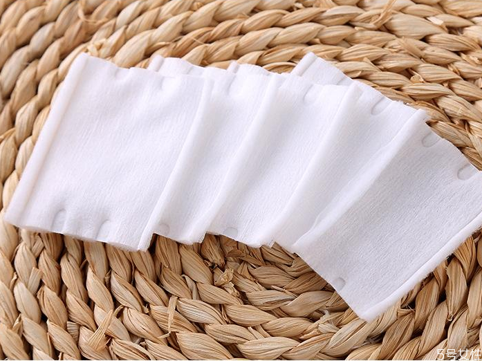 卸妝油能用化妝棉嗎 為什么卸妝油不能用卸妝棉擦 卸妝油能用化妝棉嗎 為什么卸妝油不能用卸妝棉擦