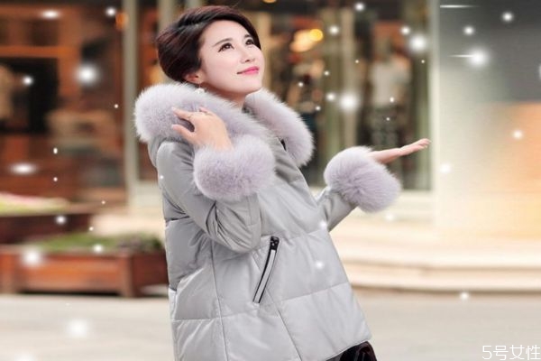 綿羊皮羽絨服價格多少錢 真皮羽絨服一般多少錢 綿羊皮羽絨服價格多少錢 真皮羽絨服一般多少錢