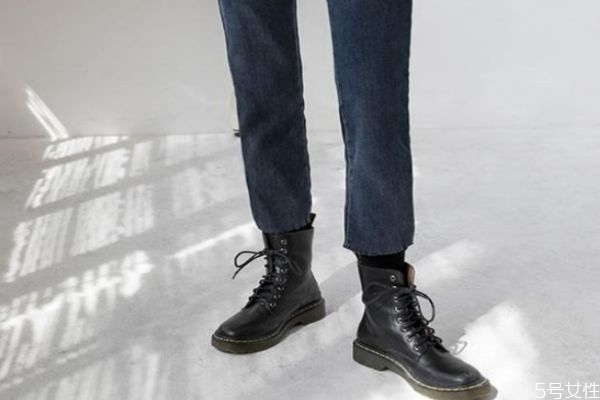 馬丁靴穿變形了怎么辦 馬丁靴怎么穿不會(huì)皺 馬丁靴穿變形了怎么辦 馬丁靴怎么穿不會(huì)皺