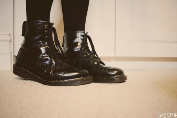 馬丁靴壓腳背正常么 選購馬丁靴需要注意什么問題 馬丁靴壓腳背正常么 選購馬丁靴需要注意什么問題