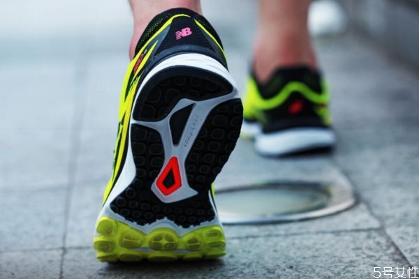 鞋底磨損到什么程度就不能穿了 鞋底磨損多久要更換新鞋 鞋底磨損到什么程度就不能穿了 鞋底磨損多久要更換新鞋