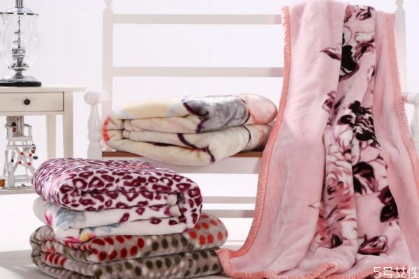 家里的大厚毛毯怎么洗 厚毛毯洗衣機(jī)洗得動(dòng)嗎 家里的大厚毛毯怎么洗 厚毛毯洗衣機(jī)洗得動(dòng)嗎