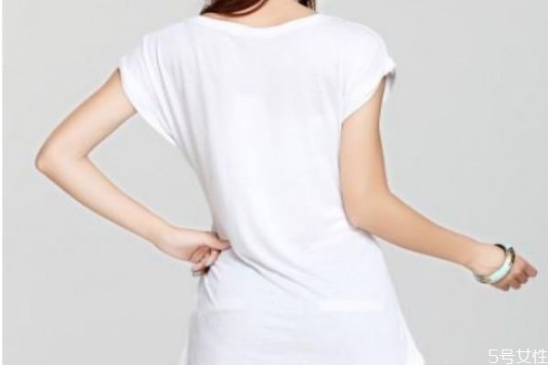 白色衣服有黃斑怎么洗白 衣服上有黃斑是什么原因?qū)е? alt=