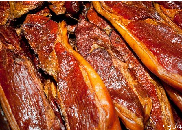 臘肉曬到出油還要曬多久 臘肉曬出油是好誰壞 臘肉曬到出油還要曬多久 臘肉曬出油是好誰壞