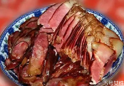 熏臘肉一斤肉放多少鹽 煙熏肉鹽和肉的比例 熏臘肉一斤肉放多少鹽 煙熏肉鹽和肉的比例