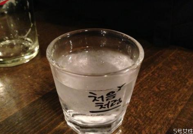 韓國(guó)燒酒什么味好喝 燒酒的選購(gòu)方法 韓國(guó)燒酒什么味好喝 燒酒的選購(gòu)方法