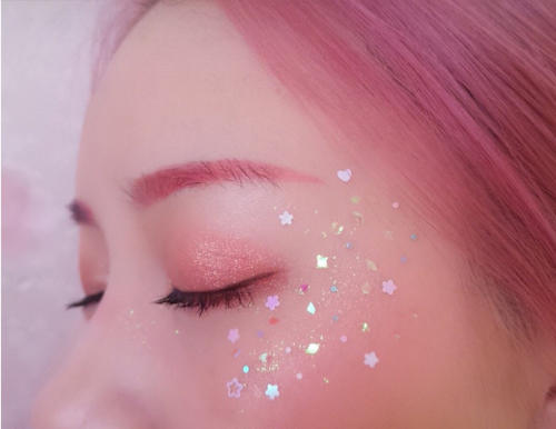 腫泡眼適合亮片妝嗎 腫泡眼涂亮片妝好看嗎 腫泡眼適合亮片妝嗎 腫泡眼涂亮片妝好看嗎