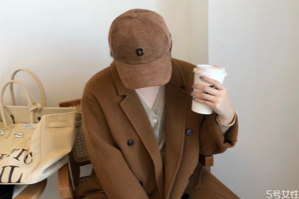 棕色帽子怎么搭配衣服 棕色帽子配黑色衣服好看嗎 棕色帽子怎么搭配衣服 棕色帽子配黑色衣服好看嗎