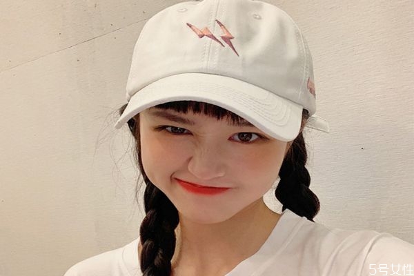 白色棒球帽搭配什么衣服 棒球帽的搭配方案 白色棒球帽搭配什么衣服 棒球帽的搭配方案