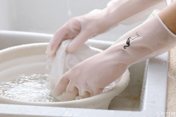 衣服柴油該怎么樣洗掉 衣服柴油去味小竅門 衣服柴油該怎么樣洗掉 衣服柴油去味小竅門