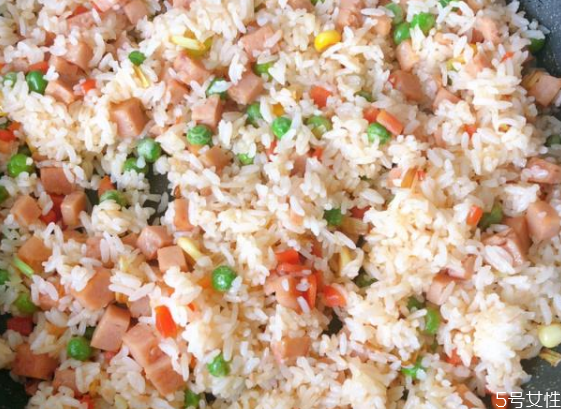 蛋包飯蛋皮不破的做法 流心蛋包飯教程 蛋包飯蛋皮不破的做法 流心蛋包飯教程