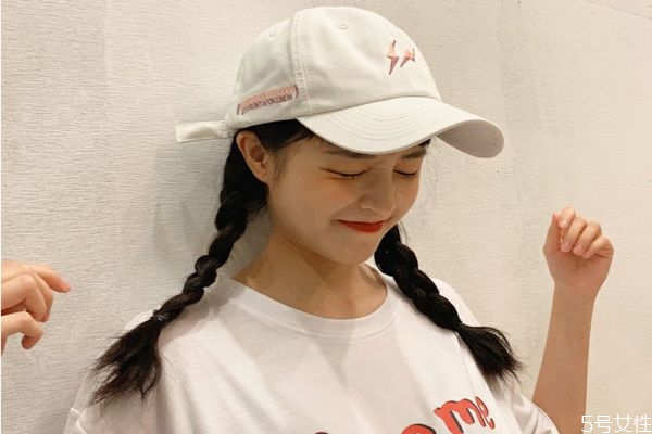 白色棒球帽搭配什么衣服 棒球帽的搭配方案 白色棒球帽搭配什么衣服 棒球帽的搭配方案