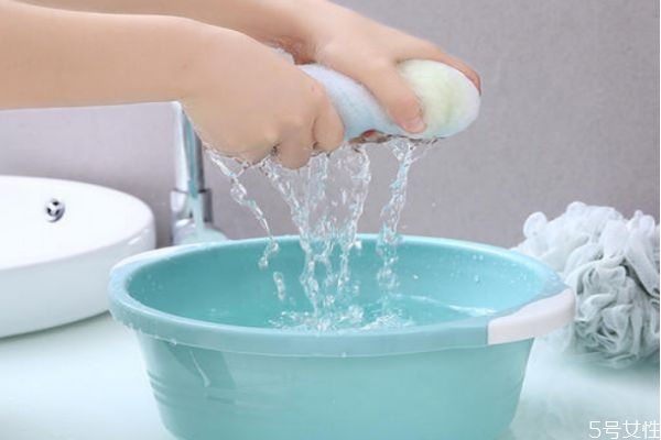 衣服柴油該怎么樣洗掉 衣服柴油去味小竅門 衣服柴油該怎么樣洗掉 衣服柴油去味小竅門