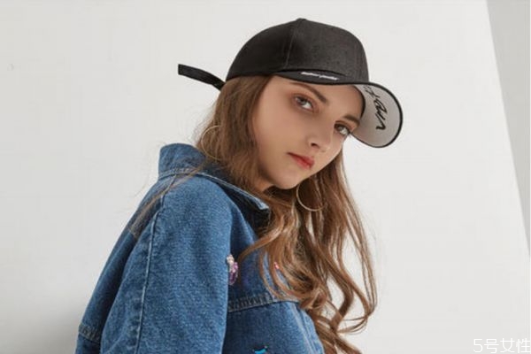 什么顏色的棒球帽好看 戴棒球帽要注意什么 什么顏色的棒球帽好看 戴棒球帽要注意什么