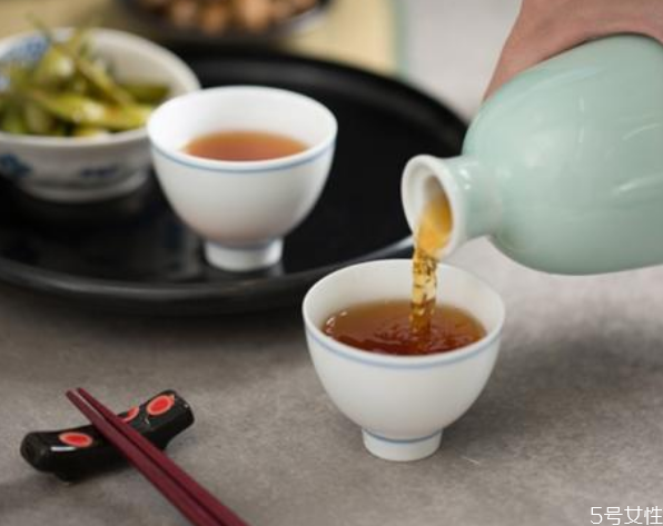 二十年的黃酒還能喝嗎 怎么判斷黃酒變質(zhì)了 二十年的黃酒還能喝嗎 怎么判斷黃酒變質(zhì)了