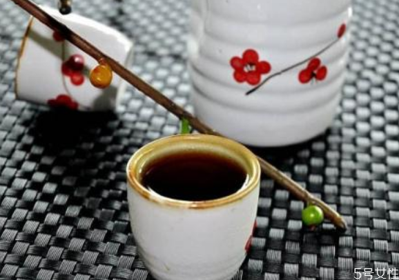 黃酒變酸可以炒菜用嗎 黃酒怎么去酸 黃酒變酸可以炒菜用嗎 黃酒怎么去酸