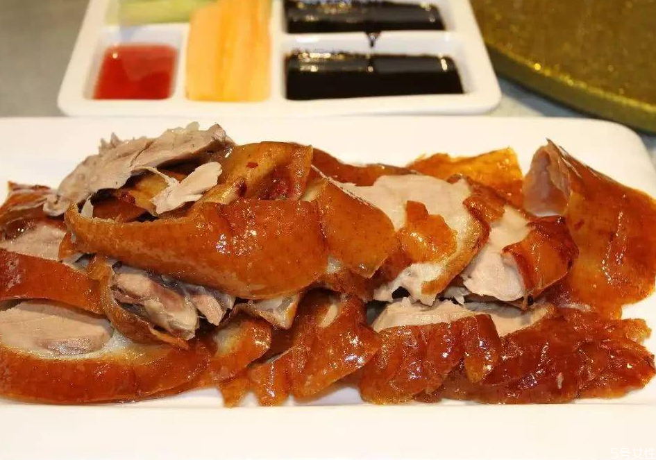 片皮鴨和北京烤鴨是一樣嗎 北京烤鴨和片皮鴨有什么區(qū)別 片皮鴨和北京烤鴨是一樣嗎 北京烤鴨和片皮鴨有什么區(qū)別