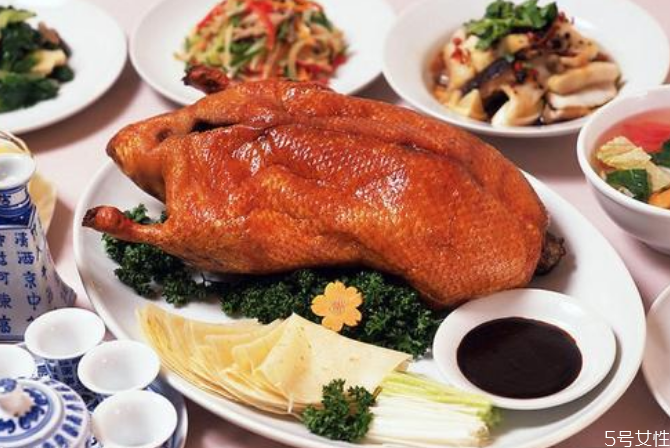 烤鴨醬汁怎么調 烤鴨的做法及配料 烤鴨醬汁怎么調 烤鴨的做法及配料