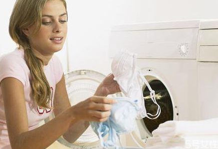 襪子和內(nèi)褲哪個細菌多 襪子和內(nèi)褲一起洗的危害 襪子和內(nèi)褲哪個細菌多 襪子和內(nèi)褲一起洗的危害