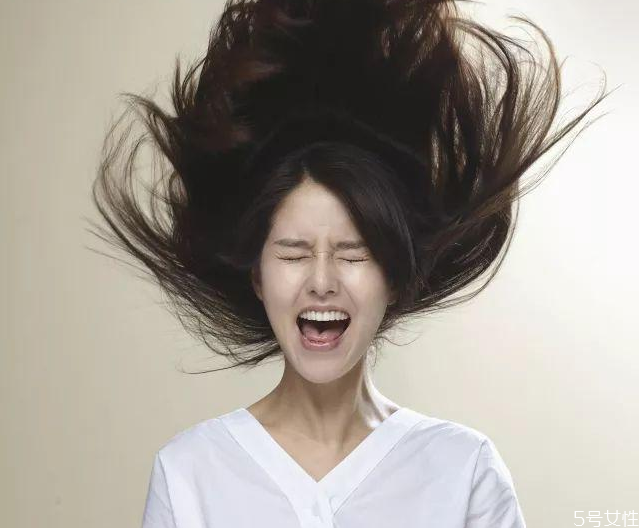 頭發(fā)靜電怎么消除 冬天如何讓頭發(fā)不起靜電 頭發(fā)靜電怎么消除 冬天如何讓頭發(fā)不起靜電