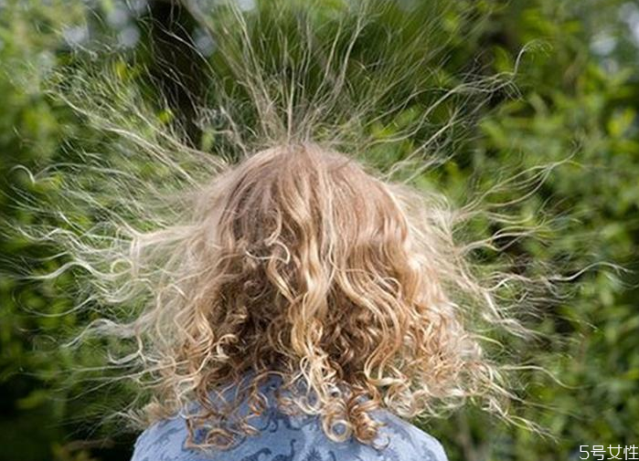 頭發(fā)靜電怎么消除 冬天如何讓頭發(fā)不起靜電 頭發(fā)靜電怎么消除 冬天如何讓頭發(fā)不起靜電