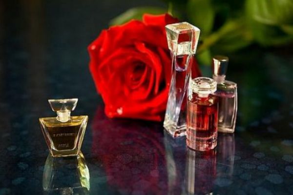 玫瑰精油白天可以用嗎 使用玫瑰精油的注意 玫瑰精油白天可以用嗎 使用玫瑰精油的注意