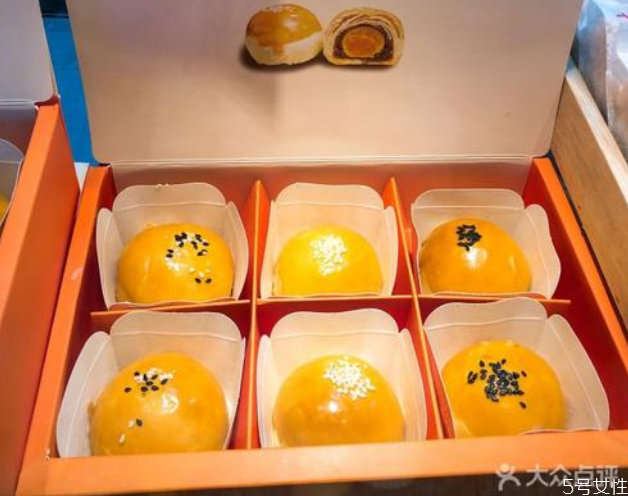 鮑師傅蛋黃酥多少錢一個 鮑師傅蛋黃酥保質(zhì)期 鮑師傅蛋黃酥多少錢一個 鮑師傅蛋黃酥保質(zhì)期