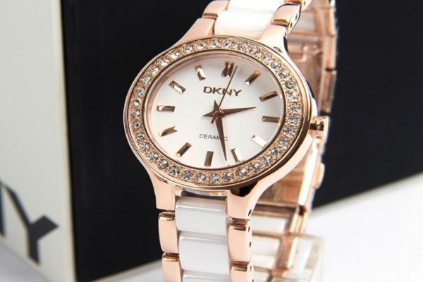 女士手表帶哪個(gè)手腕 女士帶什么手表好 女士手表帶哪個(gè)手腕 女士帶什么手表好