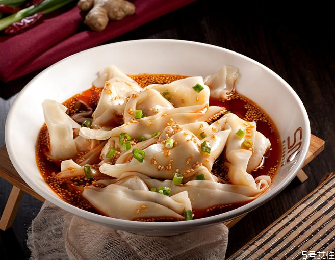 抄手是什么東西 抄手和餛飩的區(qū)別 抄手是什么東西 抄手和餛飩的區(qū)別