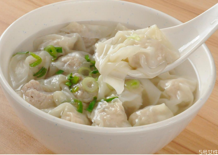 抄手是什么東西 抄手和餛飩的區(qū)別 抄手是什么東西 抄手和餛飩的區(qū)別