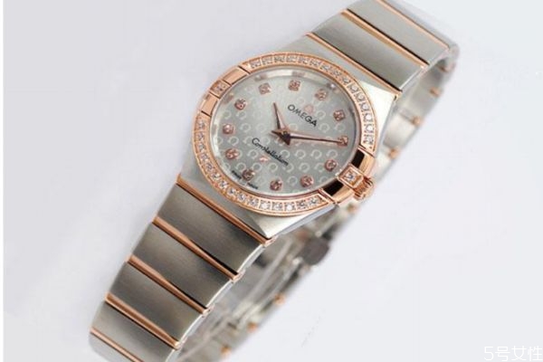 女士手表帶哪個(gè)手腕 女士帶什么手表好 女士手表帶哪個(gè)手腕 女士帶什么手表好