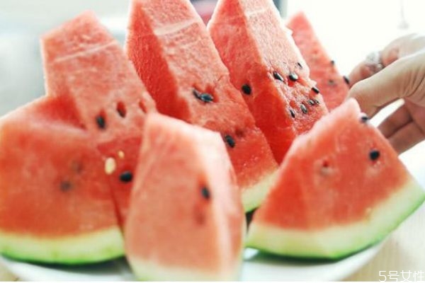 西瓜一切就裂開怎么回事 西瓜一碰就裂是好是壞 西瓜一切就裂開怎么回事 西瓜一碰就裂是好是壞