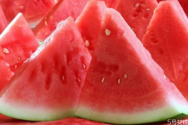 ?西瓜中間裂開能吃嗎 怎樣防止西瓜開裂 ?西瓜中間裂開能吃嗎 怎樣防止西瓜開裂