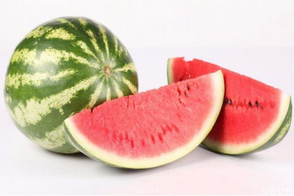 西瓜一切就裂開怎么回事 西瓜一碰就裂是好是壞 西瓜一切就裂開怎么回事 西瓜一碰就裂是好是壞