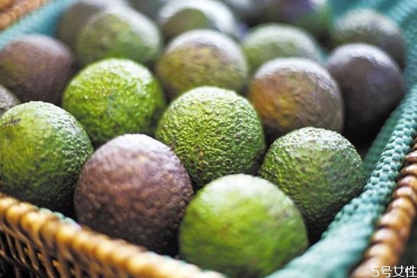 牛油果敷臉上多長時(shí)間 牛油果面膜怎么做 牛油果敷臉上多長時(shí)間 牛油果面膜怎么做