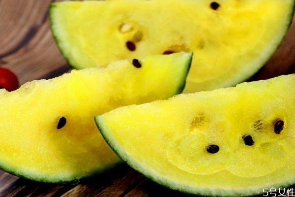 特小鳳西瓜的營養(yǎng)價值 黃瓤西瓜和紅瓤西瓜有什么區(qū)別 特小鳳西瓜的營養(yǎng)價值 黃瓤西瓜和紅瓤西瓜有什么區(qū)別