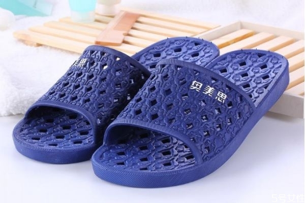 拖鞋磨腳是質量問題嗎 拖鞋腳背會磨腳怎么辦 拖鞋磨腳是質量問題嗎 拖鞋腳背會磨腳怎么辦