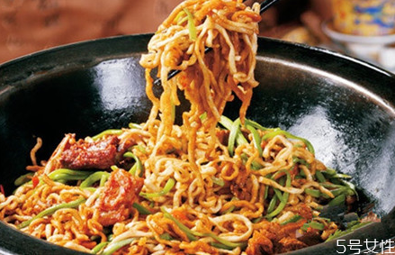 燜面用生面還是熟面 家庭版燜面的做法 燜面用生面還是熟面 家庭版燜面的做法