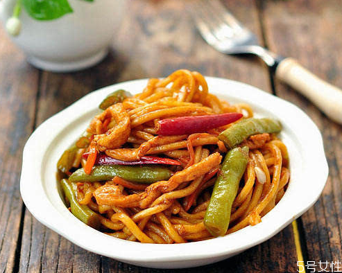 燜面用生面還是熟面 家庭版燜面的做法 燜面用生面還是熟面 家庭版燜面的做法