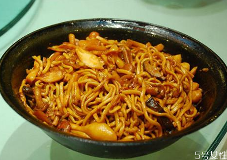 燜面一般燜幾分鐘 做燜面怎么讓面不粘 燜面一般燜幾分鐘 做燜面怎么讓面不粘