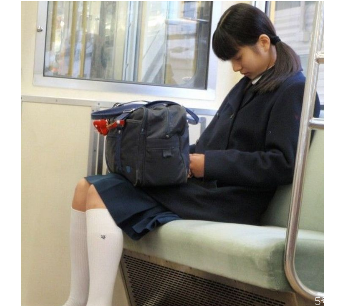 冬天jk制服配什么外套 jk制服冬天怎么搭配 冬天jk制服配什么外套 jk制服冬天怎么搭配