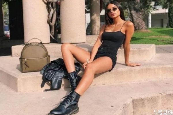 騎士靴哪種材質(zhì)好 騎士靴和馬丁靴哪個(gè)好看 騎士靴哪種材質(zhì)好 騎士靴和馬丁靴哪個(gè)好看