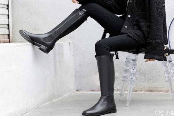 黑色絨面長(zhǎng)靴怎么打理 過(guò)膝長(zhǎng)靴搭配技巧 黑色絨面長(zhǎng)靴怎么打理 過(guò)膝長(zhǎng)靴搭配技巧