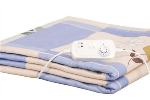 電熱毯插著電也可以睡嗎 電熱毯一晚上多少度電 電熱毯插著電也可以睡嗎 電熱毯一晚上多少度電