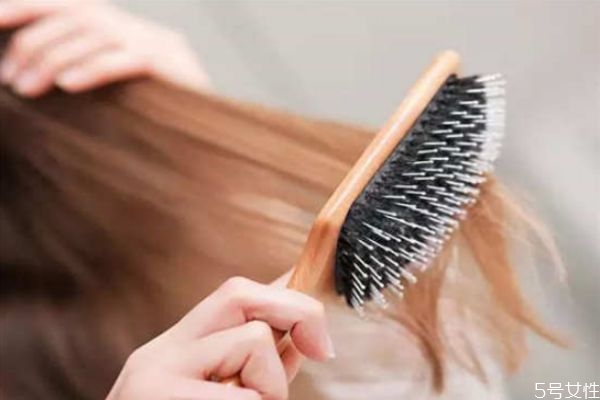冬天頭發(fā)起靜電嚴重如何解決 什么梳子防靜電效果好 冬天頭發(fā)起靜電嚴重如何解決 什么梳子防靜電效果好